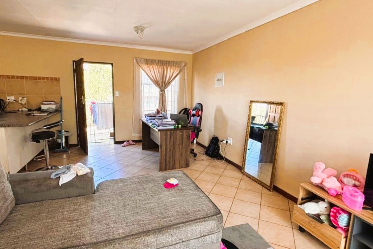 Spacious 2-Bedroom in Secure Eco Park - Photo 5