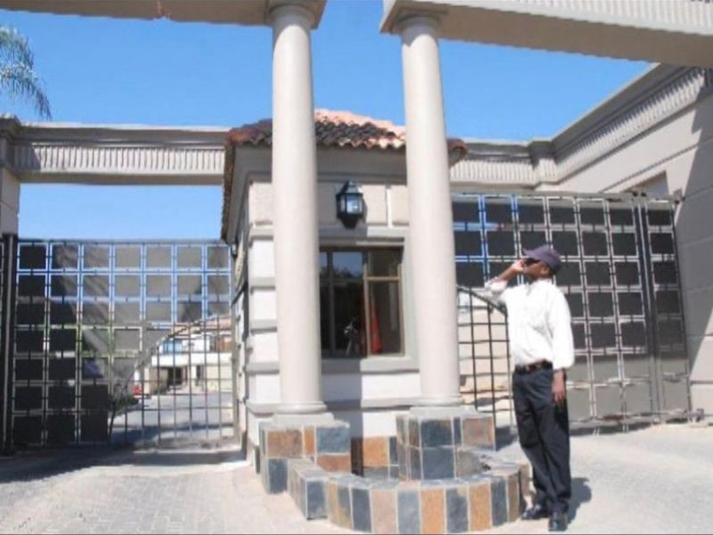 Stylish Upmarket Cluster with Private Pool in Secure Complex - Photo 4