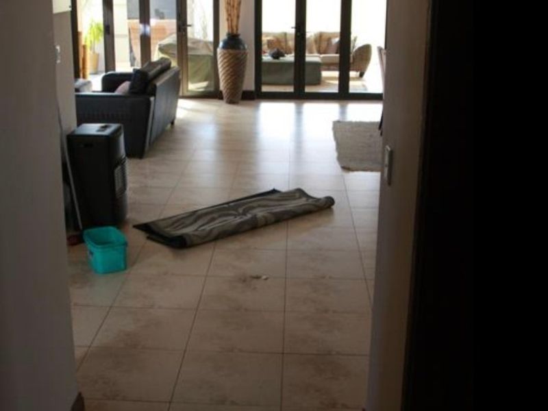 Stylish Upmarket Cluster with Private Pool in Secure Complex - Photo 10