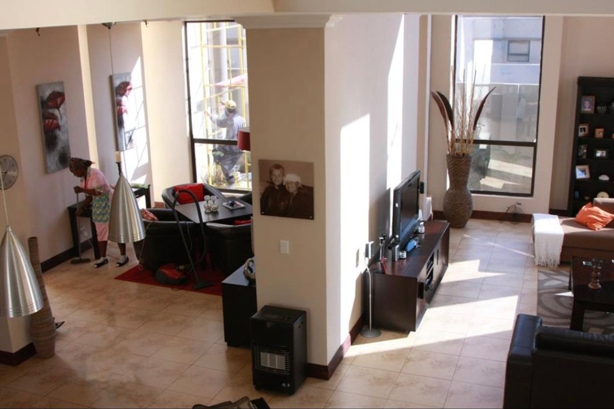 Stylish Upmarket Cluster with Private Pool in Secure Complex - Photo 2