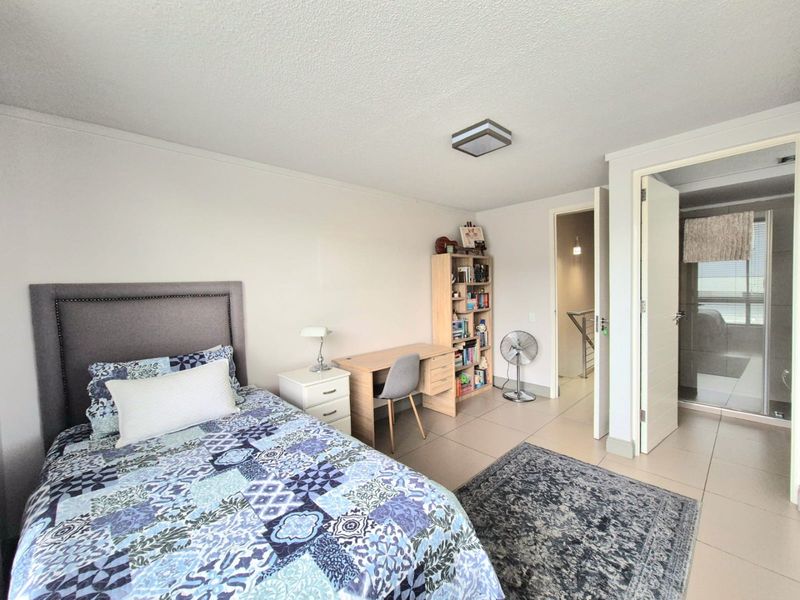 Modern Lock-Up-and-Go Living in Waterkloof Ridge – Where Design Meets Effortless Lifestyle - Photo 10