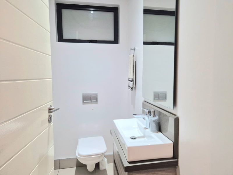 Modern Lock-Up-and-Go Living in Waterkloof Ridge – Where Design Meets Effortless Lifestyle - Photo 8