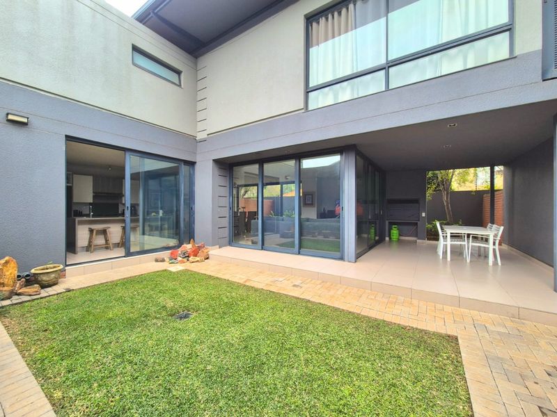 Modern Lock-Up-and-Go Living in Waterkloof Ridge – Where Design Meets Effortless Lifestyle - Photo 4