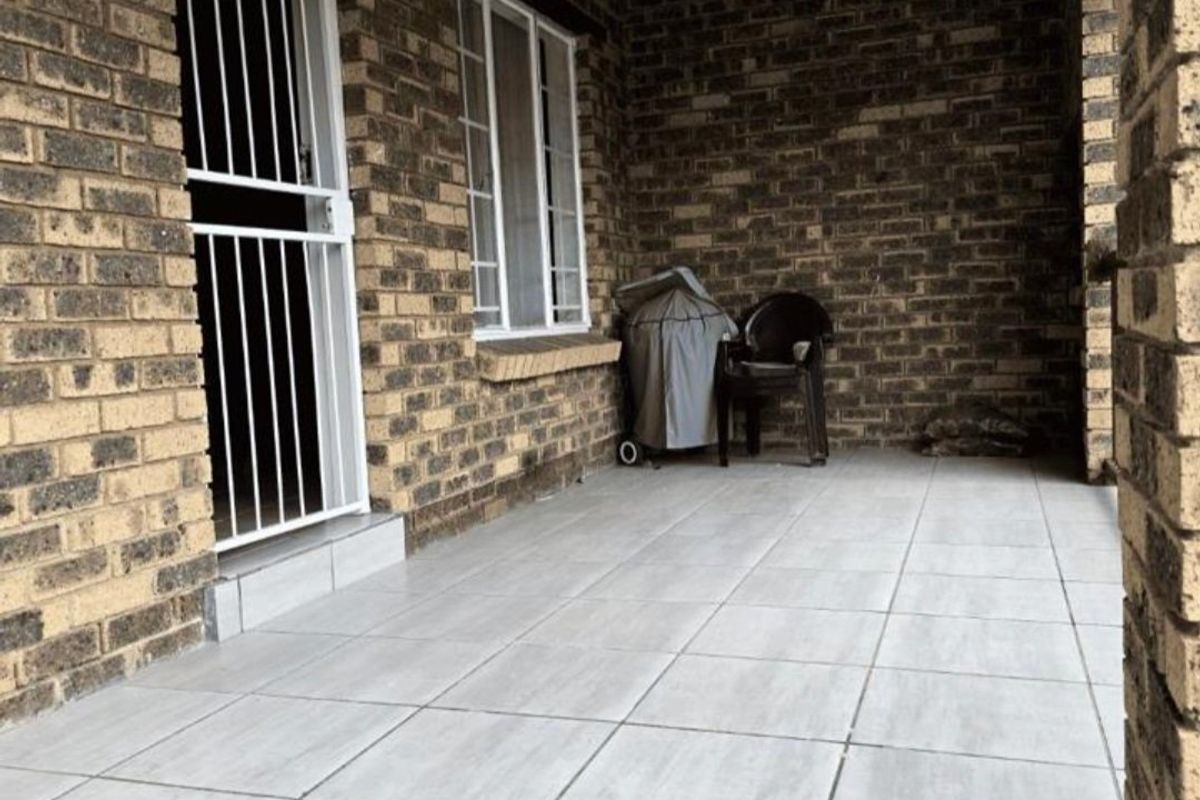 Secure Estate Living – Stylish Ground Floor 2-Bedroom Apartment with Braai Area and Pool Access - Photo 2