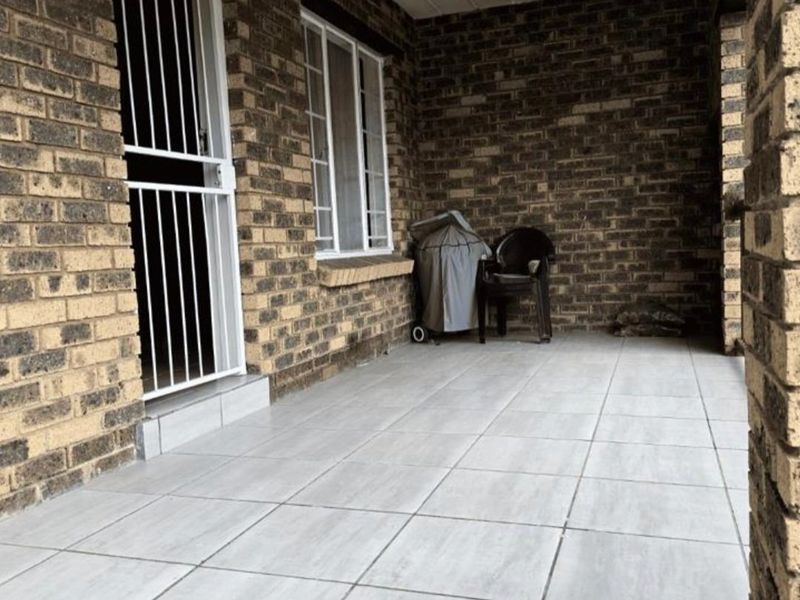 Secure Estate Living – Stylish Ground Floor 2-Bedroom Apartment with Braai Area and Pool Access - Photo 2