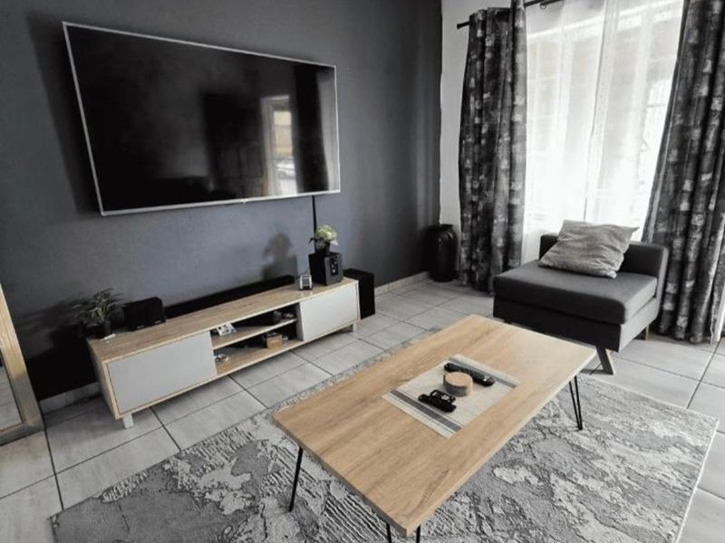 Secure Estate Living – Stylish Ground Floor 2-Bedroom Apartment with Braai Area and Pool Access - Photo 5