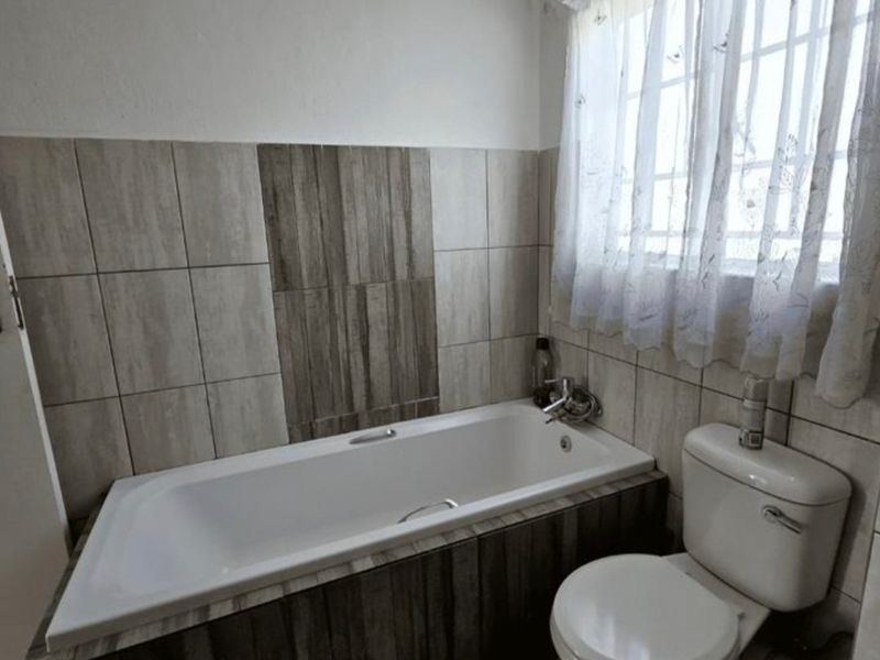 Secure Estate Living – Stylish Ground Floor 2-Bedroom Apartment with Braai Area and Pool Access - Photo 10