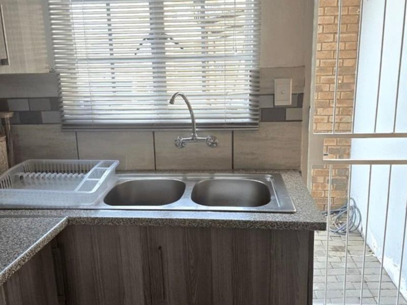 Secure Estate Living – Stylish Ground Floor 2-Bedroom Apartment with Braai Area and Pool Access - Photo 9