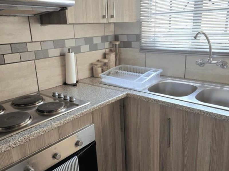 Secure Estate Living – Stylish Ground Floor 2-Bedroom Apartment with Braai Area and Pool Access - Photo 8