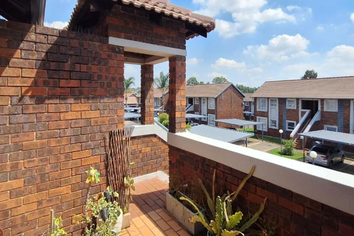 2 Bedroom Apartment / Flat for Sale in Glen Marais - Photo 3
