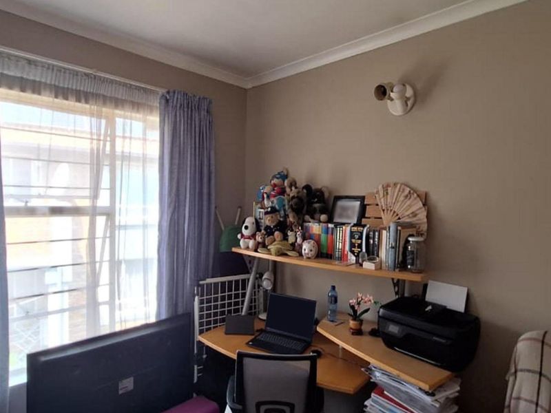 2 Bedroom Apartment / Flat for Sale in Glen Marais - Photo 6