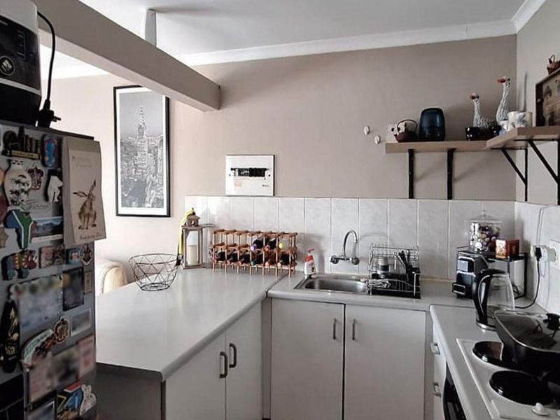 2 Bedroom Apartment / Flat for Sale in Glen Marais - Photo 7