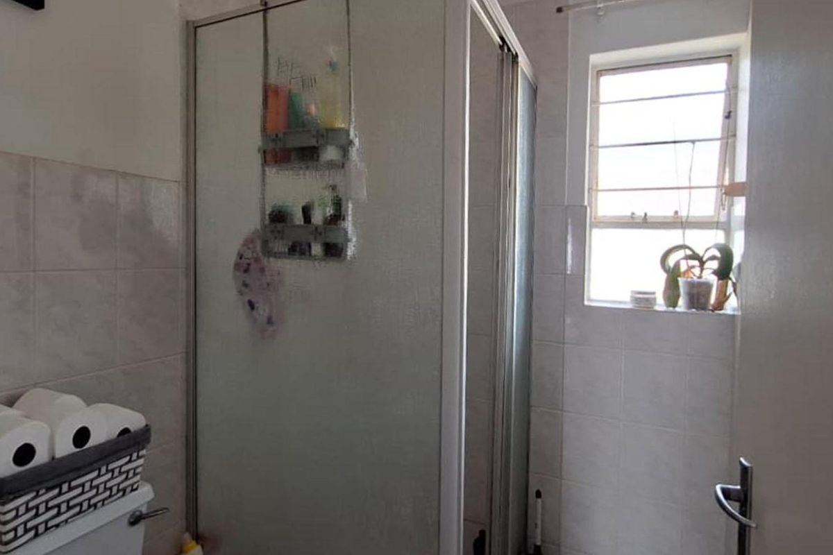2 Bedroom Apartment / Flat for Sale in Glen Marais - Photo 5