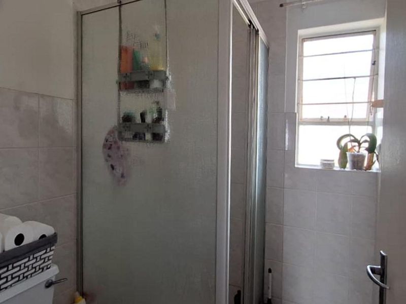 2 Bedroom Apartment / Flat for Sale in Glen Marais - Photo 5