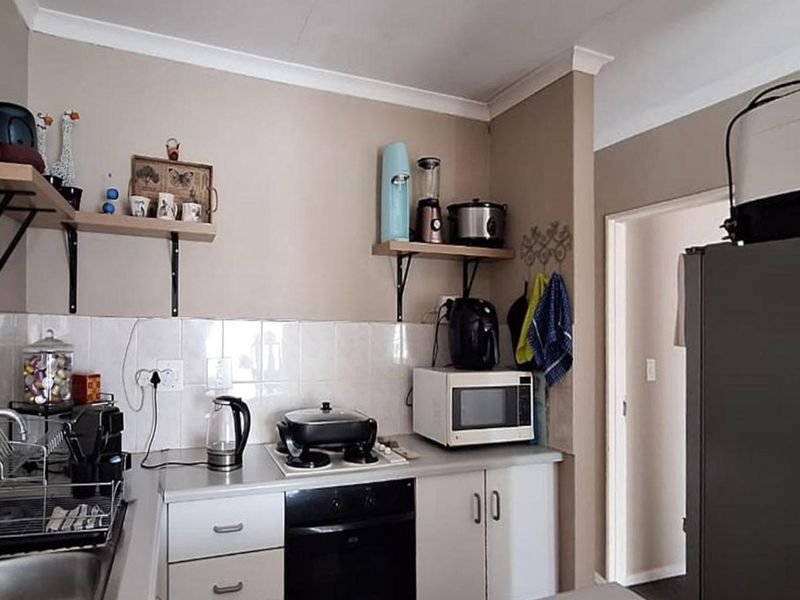 2 Bedroom Apartment / Flat for Sale in Glen Marais - Photo 8