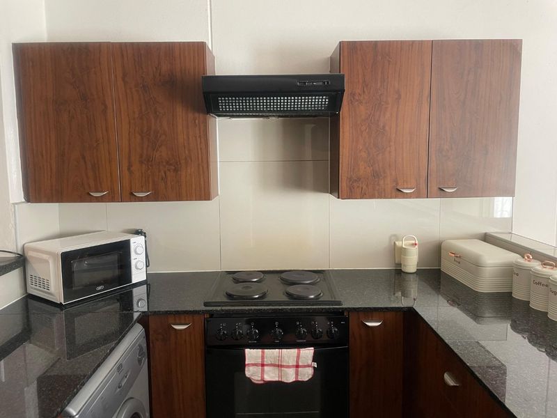 Spacious 2 Bed 2 Bath Furnished Apartment - Photo 5