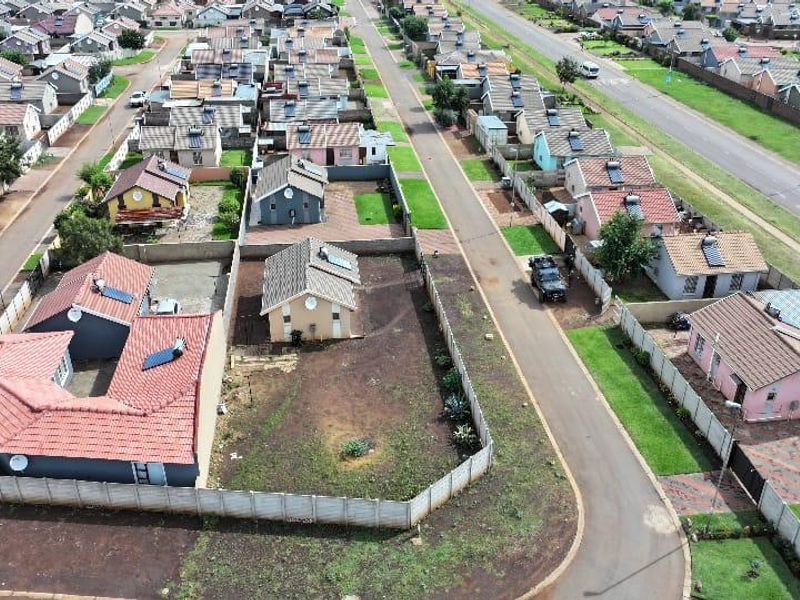 Charming Sky City Home with Big Yard and Fibre - Photo 7