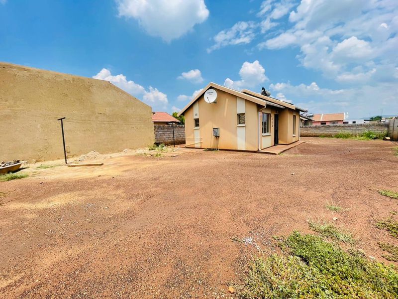 Charming Sky City Home with Big Yard and Fibre - Photo 6