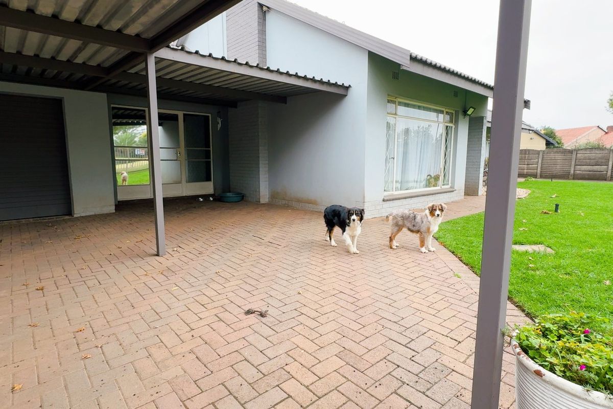 Spacious 4-Bedroom Family Home with Expansive Yard in Three Rivers - Photo 2