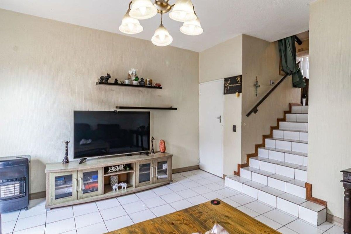 Stunning Duplex with Private Garden & Pet Friendly! - Photo 4