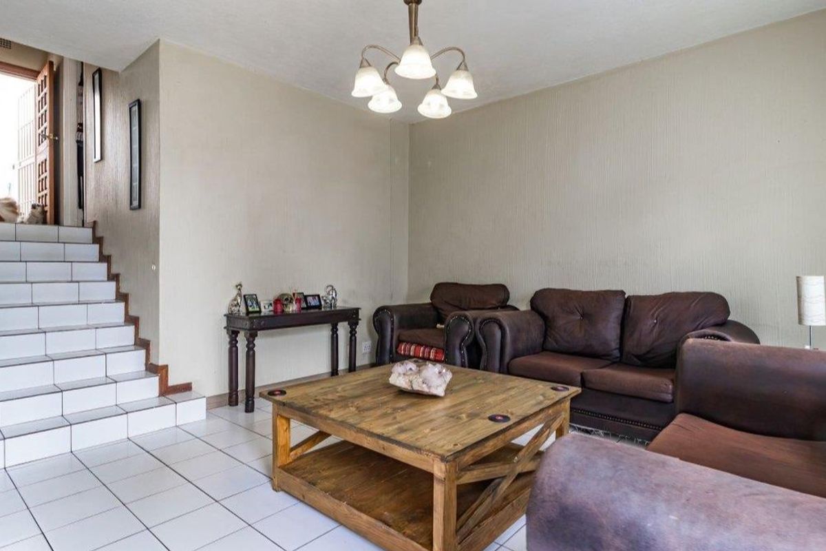 Stunning Duplex with Private Garden & Pet Friendly! - Photo 5