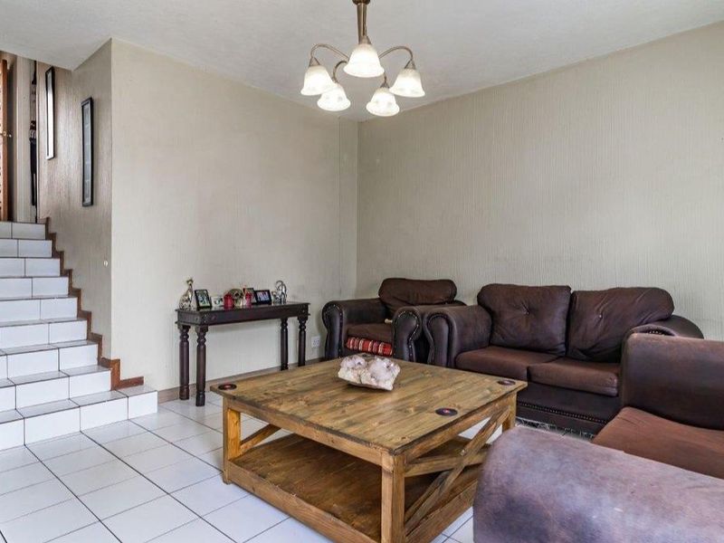 Stunning Duplex with Private Garden & Pet Friendly! - Photo 5