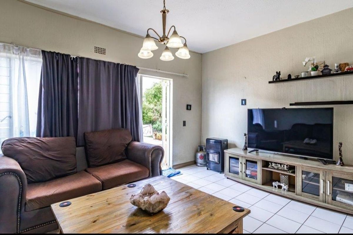 Stunning Duplex with Private Garden & Pet Friendly! - Photo 3