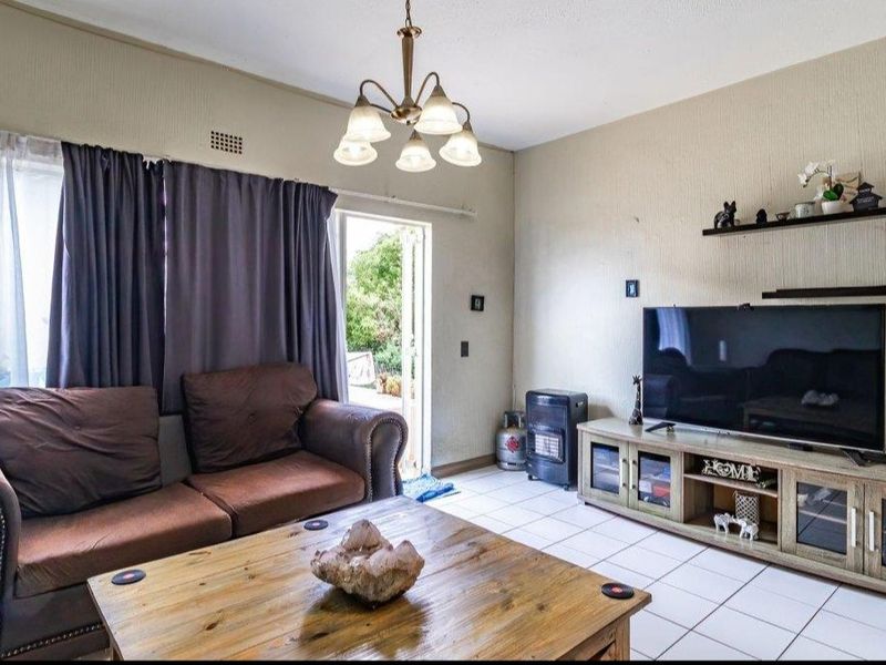 Stunning Duplex with Private Garden & Pet Friendly! - Photo 3