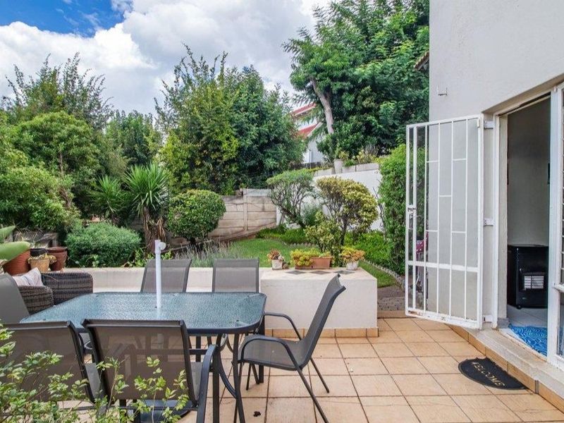 Stunning Duplex with Private Garden & Pet Friendly! - Photo 2