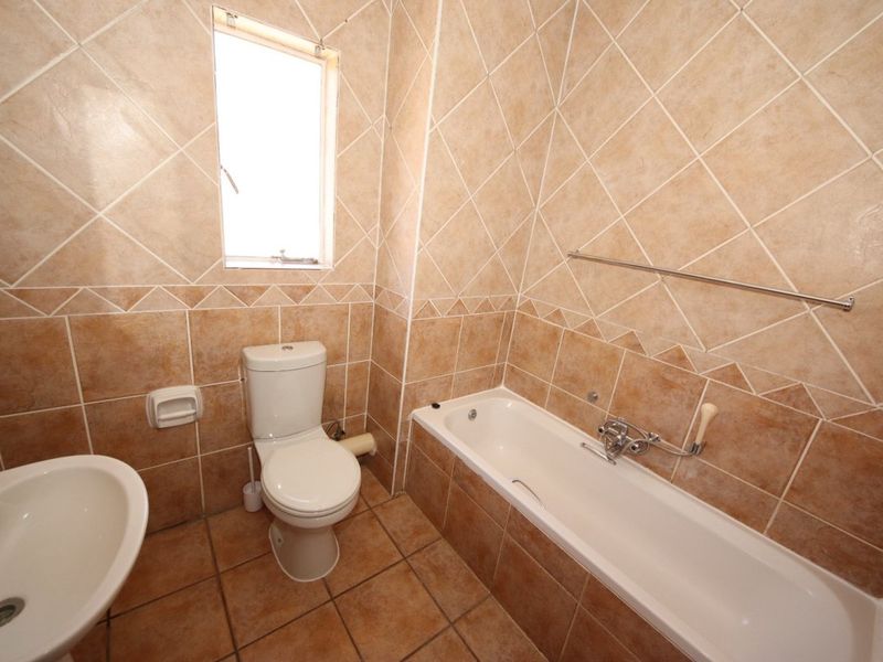 Huge 2-Bedroom Townhouse for Sale in Eden Glen – Space, Style & Security! - Photo 10