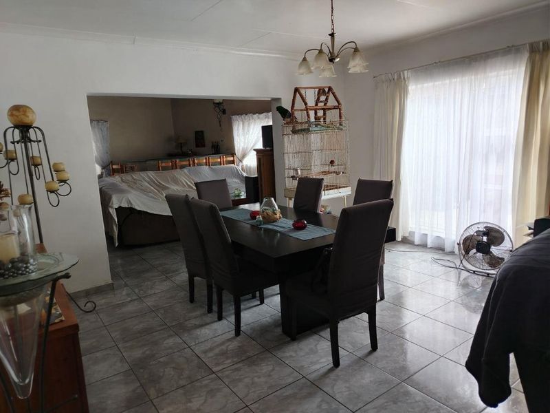 Stunning 4 Bedroom home, great entertainment Area. - Photo 4