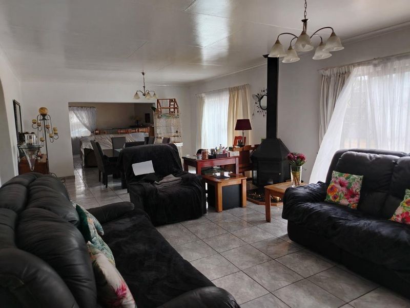 Stunning 4 Bedroom home, great entertainment Area. - Photo 3