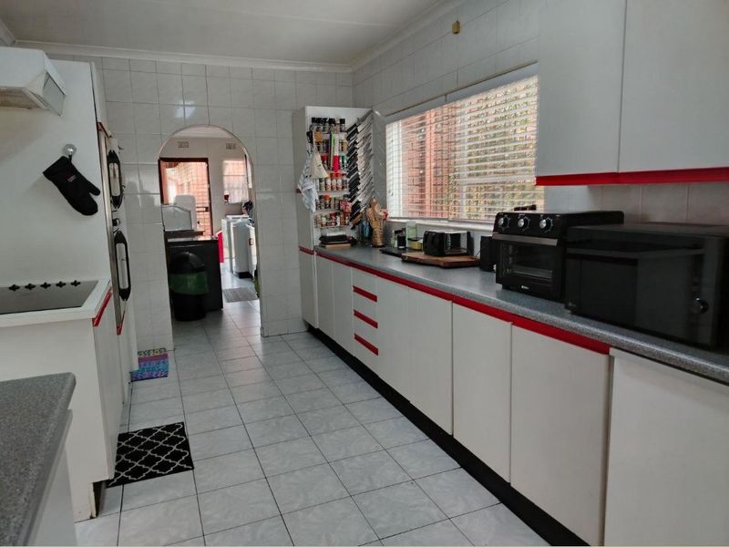 Stunning 4 Bedroom home, great entertainment Area. - Photo 9