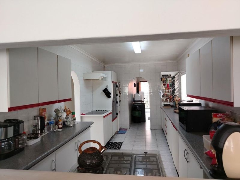 Stunning 4 Bedroom home, great entertainment Area. - Photo 8