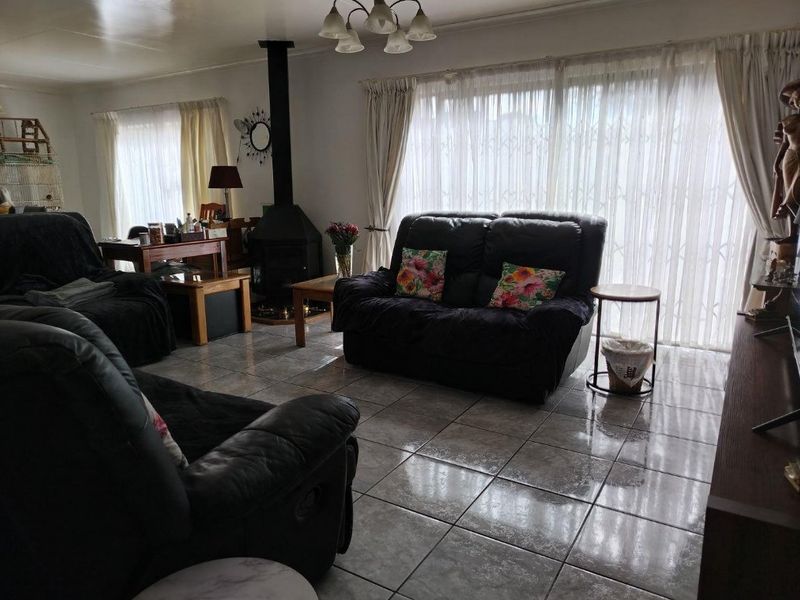 Stunning 4 Bedroom home, great entertainment Area. - Photo 7