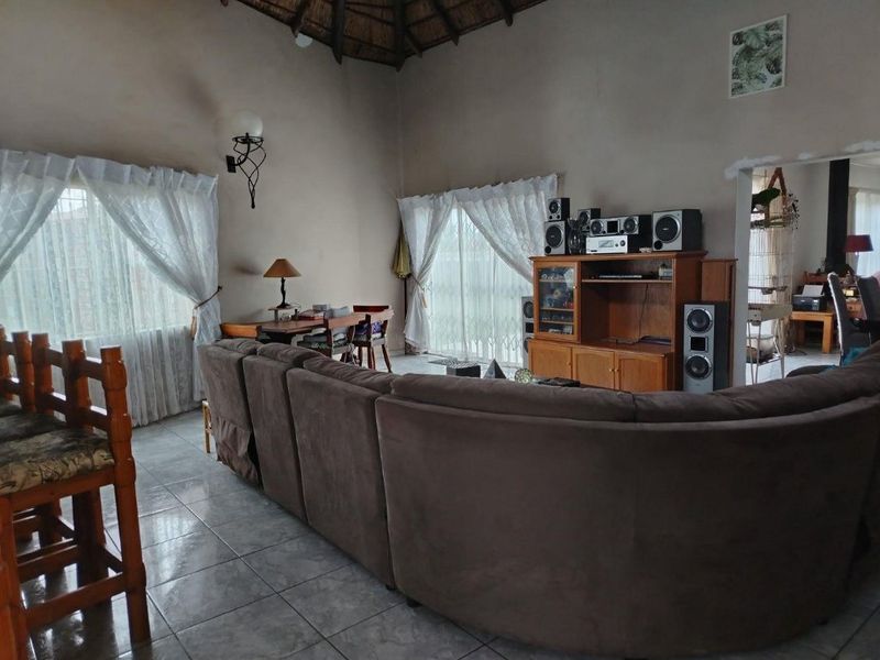 Stunning 4 Bedroom home, great entertainment Area. - Photo 6