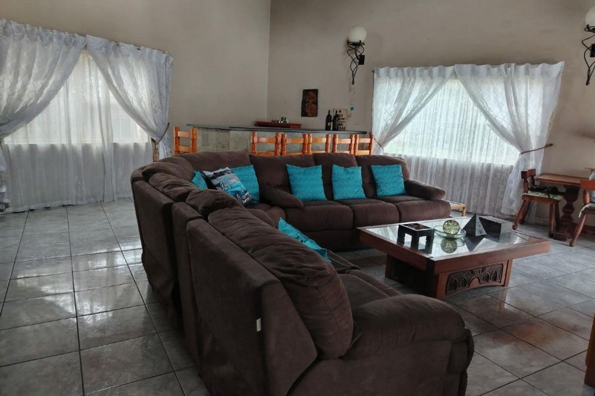 Stunning 4 Bedroom home, great entertainment Area. - Photo 5