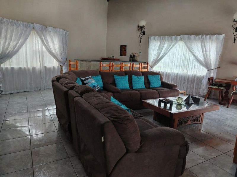 Stunning 4 Bedroom home, great entertainment Area. - Photo 5