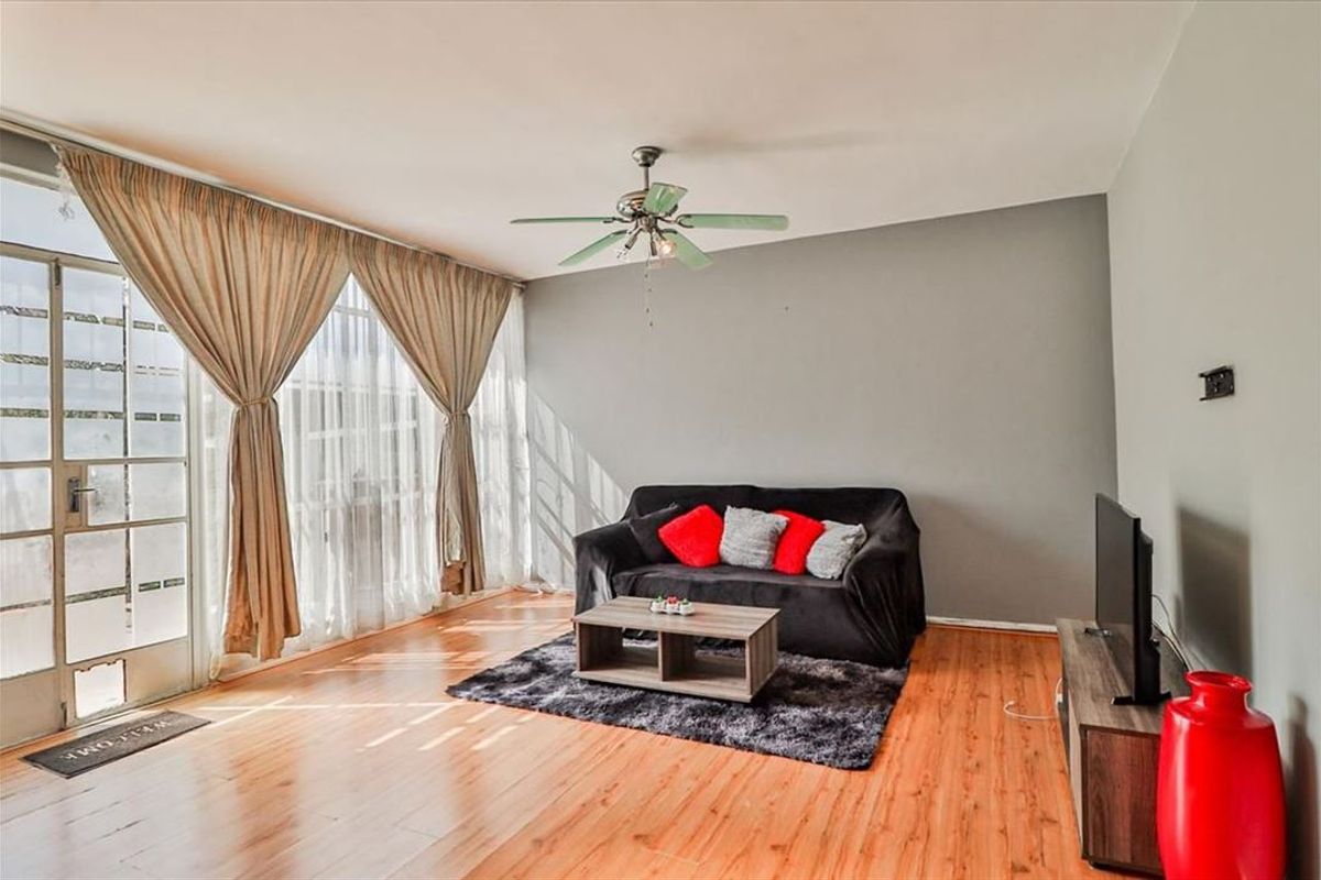 Spacious Home with Versatile Living Areas - Photo 2