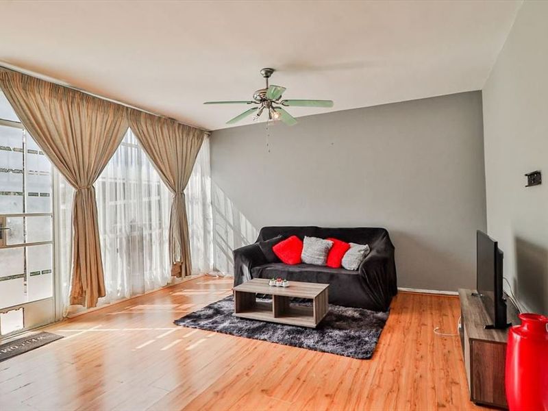 Spacious Home with Versatile Living Areas - Photo 2