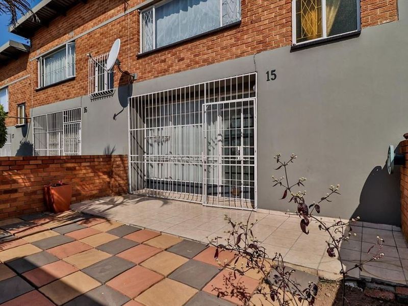 Spacious Home with Versatile Living Areas - Photo 3