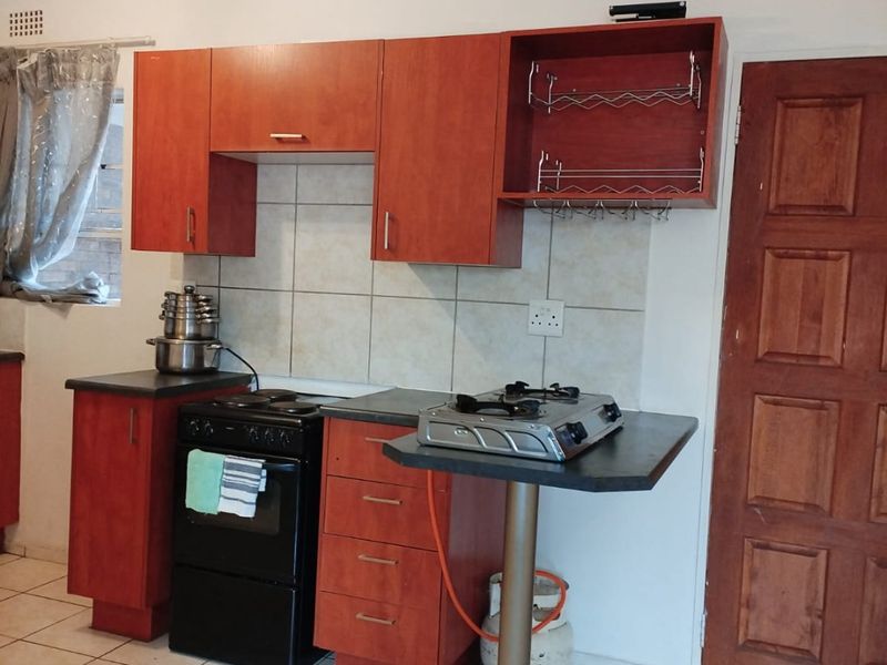 Bachelor Flat Available For Rent In Crystal Park - Photo 2