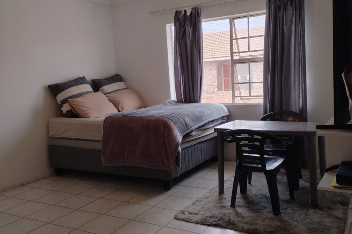 Bachelor Flat Available For Rent In Crystal Park - Photo 3