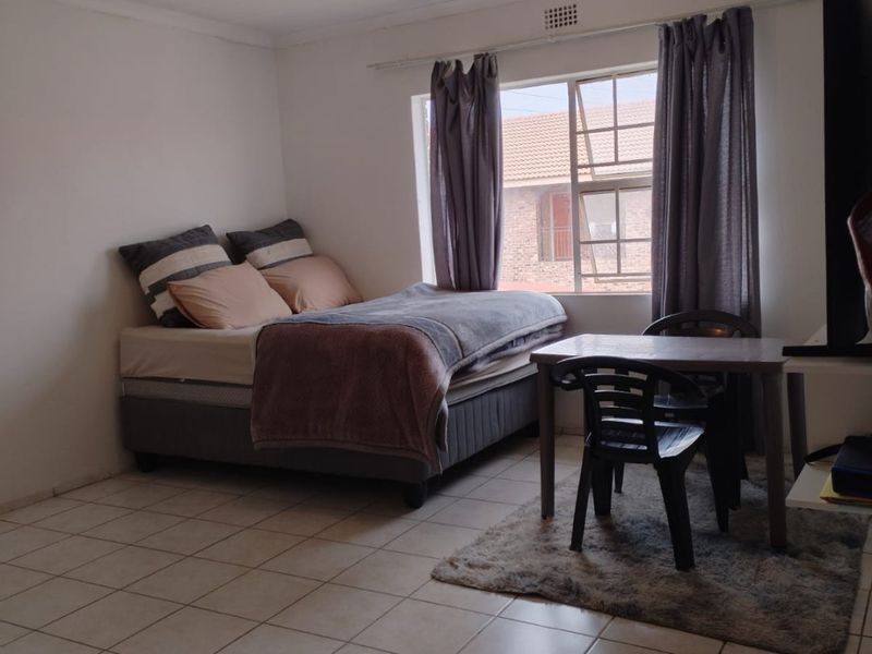 Bachelor Flat Available For Rent In Crystal Park - Photo 3