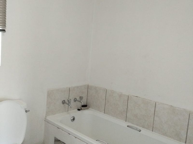 Bachelor Flat Available For Rent In Crystal Park - Photo 7