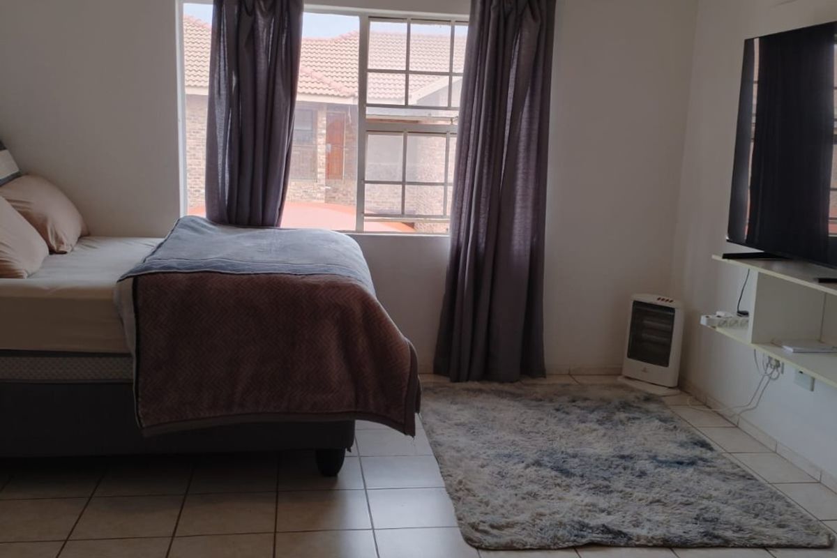 Bachelor Flat Available For Rent In Crystal Park - Photo 4