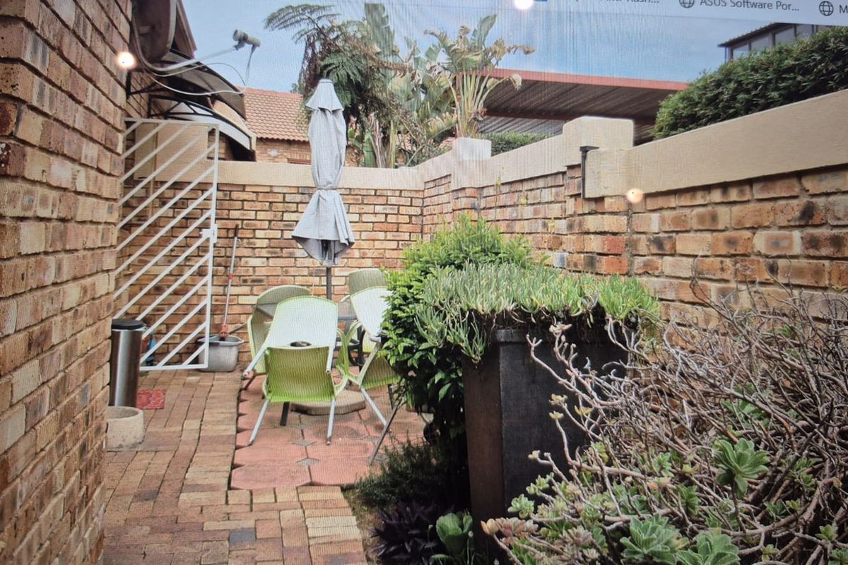 Priced to Sell – Secure 2-Bedroom Townhouse in Wilgeheuwel - Photo 5