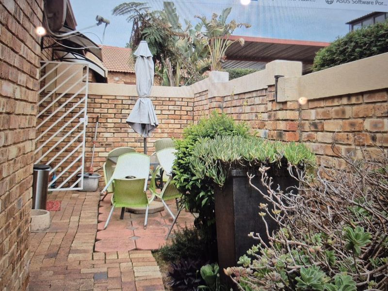 Priced to Sell – Secure 2-Bedroom Townhouse in Wilgeheuwel - Photo 5