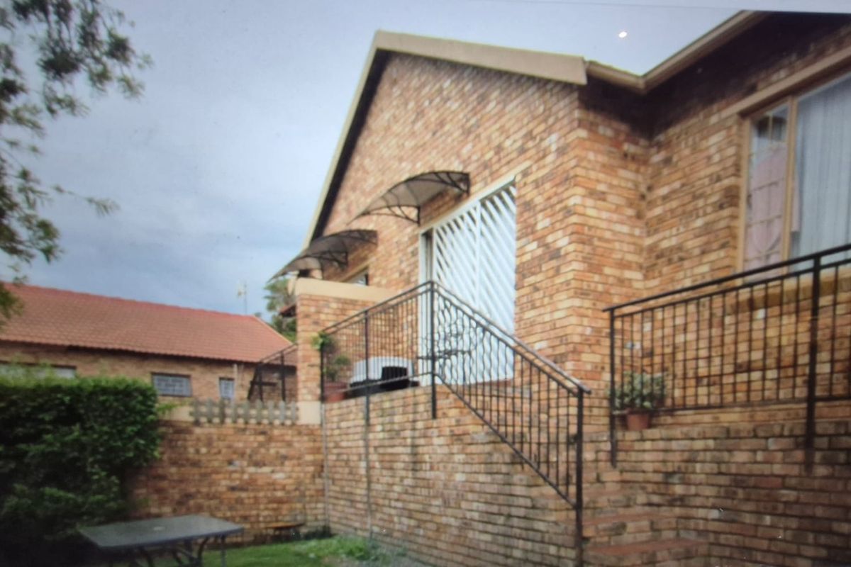 Priced to Sell – Secure 2-Bedroom Townhouse in Wilgeheuwel - Photo 3