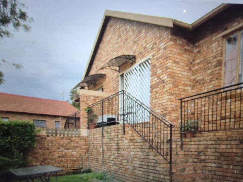 Priced to Sell – Secure 2-Bedroom Townhouse in Wilgeheuwel - Photo 3
